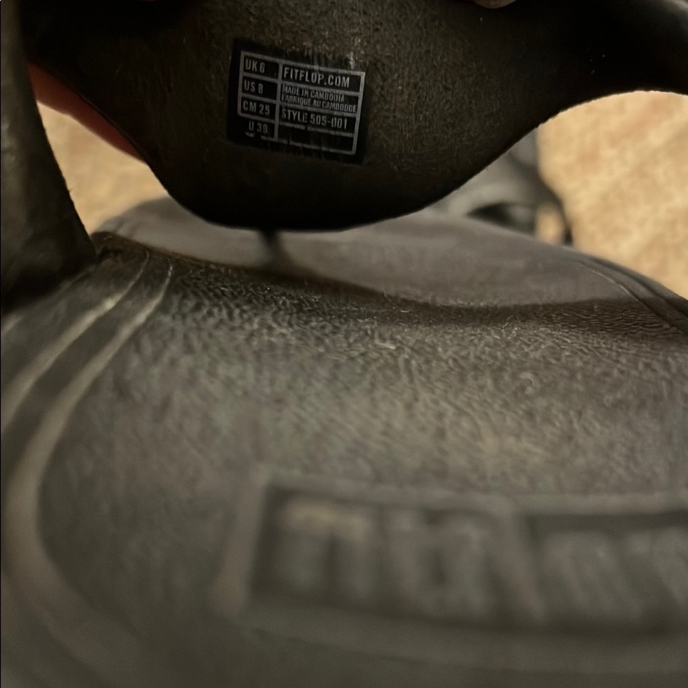 Fitflop Black Slippers with Y-Strap Design - Picture 6 of 6